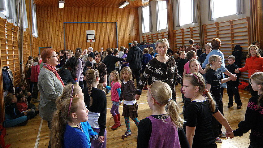 1280px Faroese Chain Dance in Eidi 2010 Wikipedia